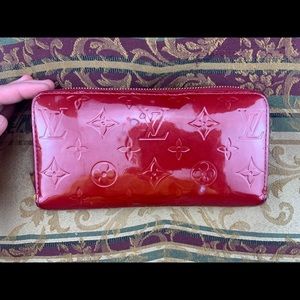 ‼️SALE‼️Authentic Louis Vuitton Zippy